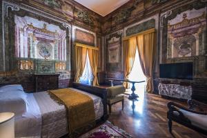 sypialnia z łóżkiem king size i telewizorem w obiekcie VILLA DURANTE w mieście Ercolano