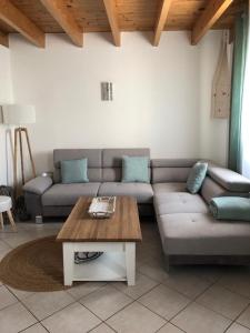 ein Wohnzimmer mit einem Sofa und einem Couchtisch in der Unterkunft Bellevue in Saintes-Maries-de-la-Mer