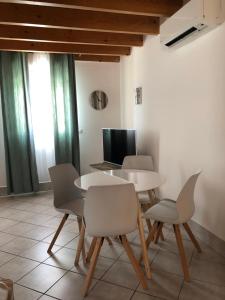 a dining room with a table and chairs and a laptop at Bellevue in Saintes-Maries-de-la-Mer