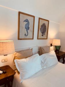Un pat sau paturi într-o cameră la Marunnella Suites