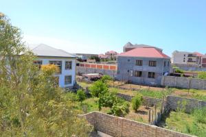una vista desde el tejado de un edificio en Garden Cottage near Beach, Airport, en Baku