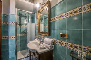 bagno con lavandino e specchio di VILLA DURANTE a Ercolano