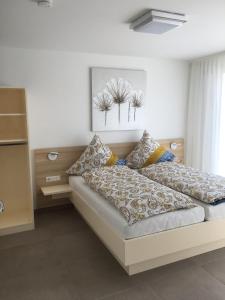 Tempat tidur dalam kamar di Starenweg Appartements