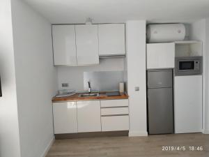 Kuchyňa alebo kuchynka v ubytovaní Apartamento en urbanización Algaida en primera línea de playa