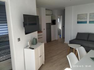 Televízia a/alebo spoločenská miestnosť v ubytovaní Apartamento en urbanización Algaida en primera línea de playa