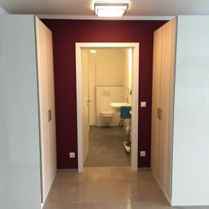 una puerta abierta a un baño con aseo en Starenweg Appartements, en Langenargen 9 fotos más
