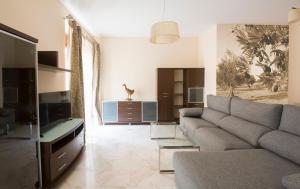 a living room with a couch and a tv at CASA DEL CIRCULO MERCANTIL in Villanueva del Arzobispo