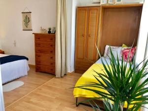 Posteľ alebo postele v izbe v ubytovaní GATU Verano en la playa con parking, wifi, piscina