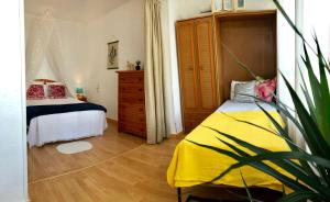 Posteľ alebo postele v izbe v ubytovaní GATU Verano en la playa con parking, wifi, piscina