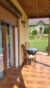 Patio alebo iná vonkajšia časť ubytovania Domek Letni Ryn