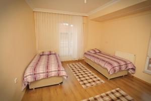Кровать или кровати в номере özkanlar apart