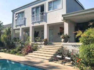 una casa con piscina delante en Lavender Suite, en Ciudad del Cabo