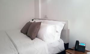 Postel nebo postele na pokoji v ubytování Amina Residency