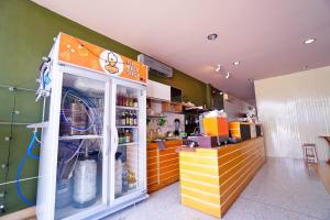 un restaurant avec un comptoir et un réfrigérateur dans l'établissement Baan Ma Feung GuestHouse, à Kanchanaburi