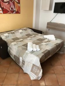 un letto in una stanza con asciugamani di Loft Favignana - Egadi a Favignana