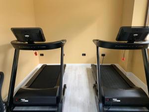 twee loopbanden in een fitnessruimte met een loopband bij Hotel Sila in Camigliatello Silano