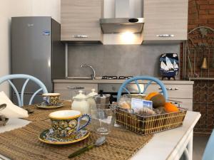 - une cuisine avec une table et un panier de nourriture dans l'établissement Appartamenti Milù, à La Maddalena