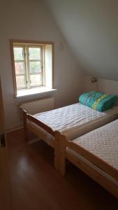 A bed or beds in a room at 665 Løkkensvej