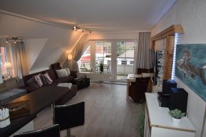 a living room with a couch and a table at An de Warft Appartement 10 Schatz am Deich in Büsum