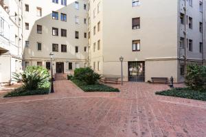 una pasarela de ladrillo frente a dos edificios en Three bedrooms apartment, en Barcelona