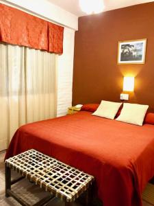 テルマス・デ・リオ・オンドにあるTermas Del Solのベッドルーム1室(赤い毛布付きのベッド1台付)