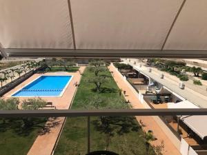 een bovenaanzicht van een resort met zwembad bij Apartamento Illa Mar in Sant Carles de la Ràpita +33 foto's