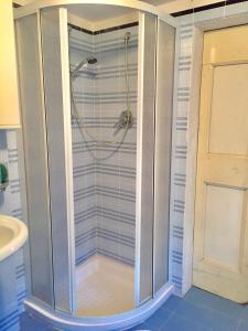 a shower with a glass door in a bathroom at Camera e Appartamento Toscana - B&B Palazzo Robicci in Castiglion Fiorentino +38 photos