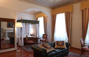 a living room with a couch and a bedroom at Hotel Villa Verdefiore in Appignano