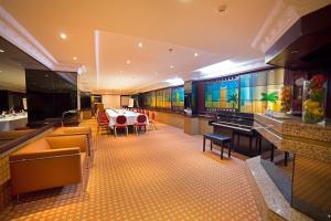 Posezení v ubytování Ramada by Wyndham Bahrain