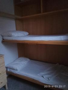 Katil dua tingkat atau katil-katil dua tingkat dalam bilik di Bilocale Fronte Piste - Appartamentiflarida Sansicario Alto