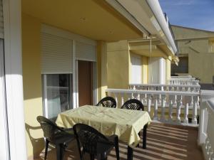 einen Tisch und Stühle auf dem Balkon eines Hauses in der Unterkunft Naturaleza y Golf in San Jorge
