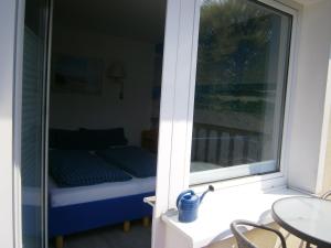 einen Balkon mit Blick auf einen Tisch und ein Fenster in der Unterkunft Haus Steinbach in Kellenhusen