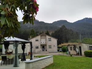 Blick auf ein Haus aus dem Hinterhof eines Gartens in der Unterkunft Finca El Remanso in Mondoñedo
