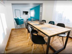 - une salle à manger avec une table et des chaises en bois dans l'établissement charmante maison lumineuse et confortable, à Le Poinçonnet