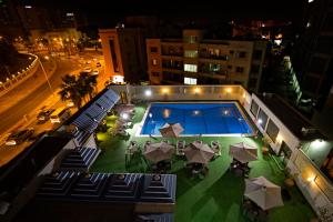 Bazén v ubytování Ramada by Wyndham Bahrain nebo v jeho okolí
