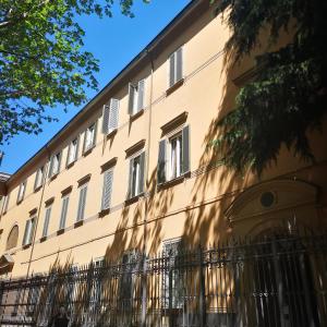 un edificio con una valla delante en Convent Palace, en Bolonia