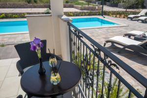 Bazén v ubytování B&B Villa Maris Punat nebo v jeho okolí