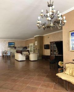 a large living room with a chandelier at B&B Nonna Valentina in Centola