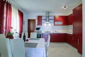 Kuchyň nebo kuchyňský kout v ubytování APARTMENT LUCA