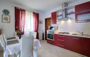 Kuchyň nebo kuchyňský kout v ubytování APARTMENT LUCA