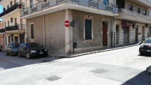 SolarinoにあるGaribaldi 19の建物の脇に車が駐車されている通り