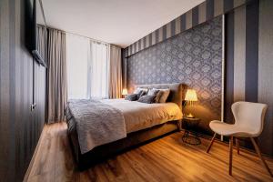 מיטה או מיטות בחדר ב-Penthouse Chic by Landev