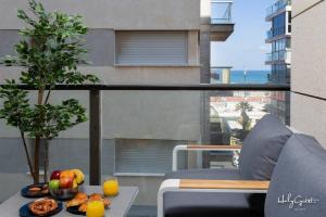 una mesa con una bandeja de fruta en el balcón en Sea View 2 BR near Shouk Hacarmel by HolyGuest en Tel Aviv