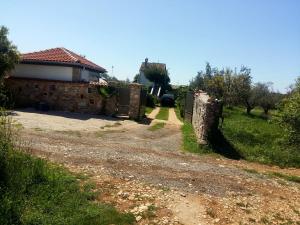 a driveway leading to a house with a fence at Studio Apartman Vortex in Fažana