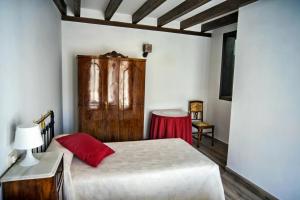 a bedroom with a bed and a table in it at Casa del Hortelano in Chinchón