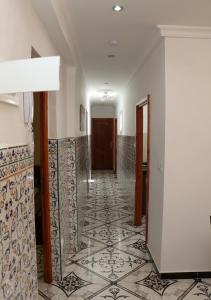 un pasillo de un hotel con suelo de baldosa en APARTMENT AYOUB -for families only- en Nador