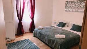una camera con letto e finestra con tende rosse di Studio Apartment Sabljic a Kaštela (Castelli)