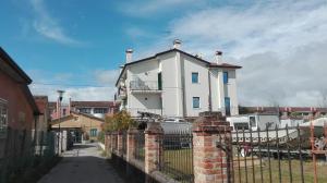 a white house with a fence in front of it at Roberta in Cavallino-Treporti