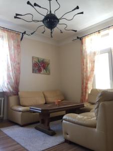 un soggiorno con divano e tavolo di Old Town apartament a Šiauliai