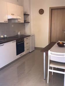 Kuchyňa alebo kuchynka v ubytovaní Studio Apartment Sabljic